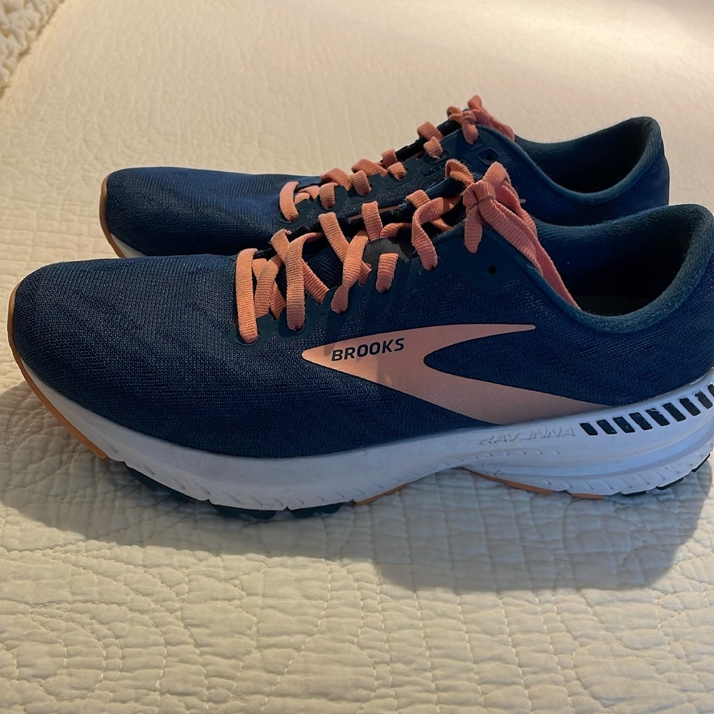 Brooks Ravenna running/walking shoes